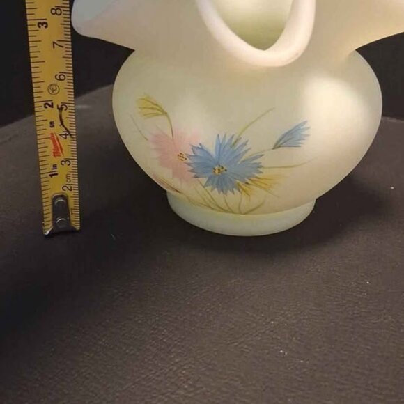Vtg Fenton UV Reactive Custard Satin Hand-Painted Ruffled Vase - Picture 4 of 9